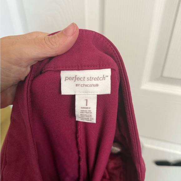 Chicos Size 1 Short (Women’s Medium 8) Fuschia Cranberry Perfect Stretch Pants - Picture 5 of 6